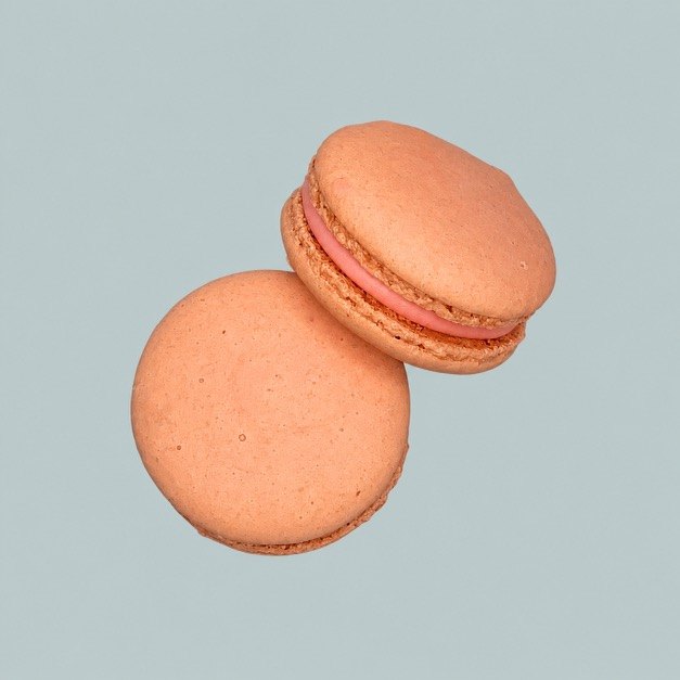 Strawberry macarons